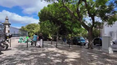 Yazın turist pov Lizbon 'da renkli evler eski Avrupa mimarisi Portekiz seyahati