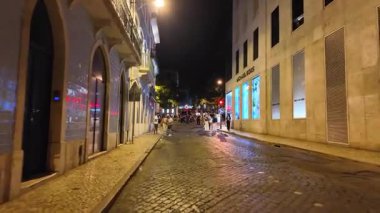 Lizbon şehir merkezinde canlı bir gece aktivitesi var.