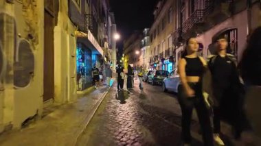 Lizbon 'da yürüyen kalabalıkla yaz gecesi atmosferi