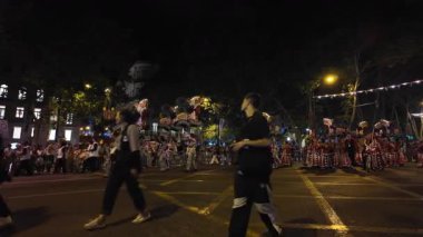 Lizbon 'da insanların gece hayatının tadını çıkardığı ılık bir gece yürüyüşü.