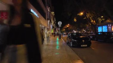 Lizbon 'da yoğun gece hayatı sokakları olan POV yaz gecesi