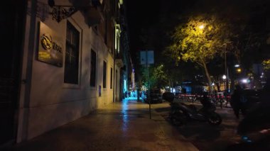 Merkez Lizbon sokak hayatı, taşınan insanlarla dolu bir yaz gecesinde