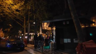 Sıcak Portekiz yaz akşamı kalabalık Lizbon sokaklarında yürüyüş