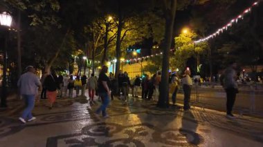 Lizbon 'da gece hayatı kalabalık ve gece yürüyüşü POV' uyla dolu.