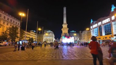 Lizbon 'da sıcak bir yaz akşamı Aktif gece hayatı ve sokak kalabalıklarıyla