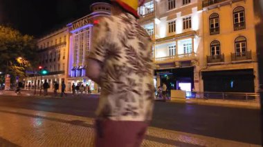 Lizbon 'da gece yürüyüşü kalabalık sokaklar ve parıldayan yaz ışıklarıyla