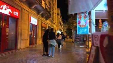 Geceleri Lizbon 'da gece hayatı atmosferi ve sıcak sokakları olan insanlar.