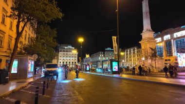 Hayat dolu insanlar ve yaz enerjisiyle gece Lizbon 'da yürümek