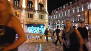 POV Lizbon 'un gece hayatı canlı sokaklarda yerli ve turistlerle dolanıyor.