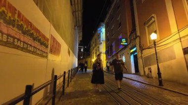 Portekiz 'in başkentinde gece vakti kalabalık ve ılık yaz havasıyla Lizbon' u keşfetmek.