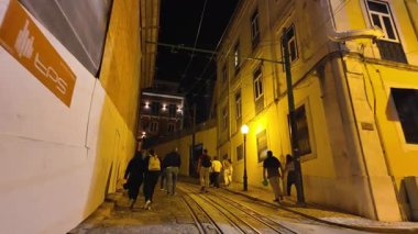 Lizbon 'da yaz gecesi yürüyüşü eski kasabada kaldırımlı caddelerde ve gece hayatı titreşimleriyle