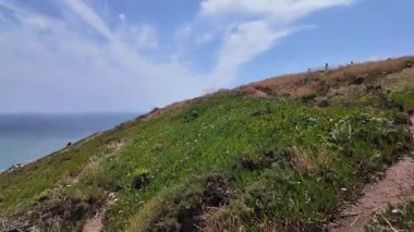 POV, Cabo da Roca Portekiz 'deki kayalık uçurum yolunda yürüyor. Okyanus manzaralı ve engebeli kıyı şeridiyle.
