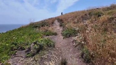 Cabo da Roca kayalıklarına tırmanan ilk kişi Portekiz 'i deniz manzaralı ve vahşi Atlantik dalgalarıyla görüyor.