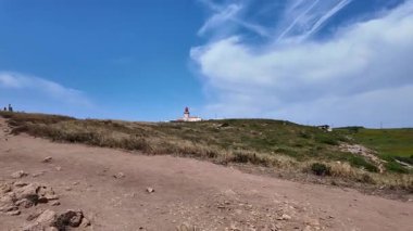 Cabo da Roca Portekiz 'de kayalık yolda yürüyorum çarpıcı deniz kayalıkları ve mavi okyanusla