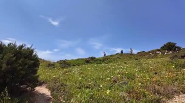 Cabo da Roca Portekiz 'de yamaç yürüyüşü güçlü okyanus esintisi ve kayalık kıyı manzarasıyla