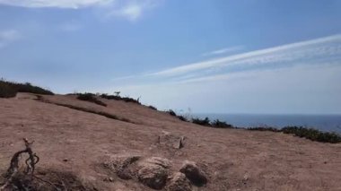 Atlantik dalgaları ve mavi gökyüzü ile Portekiz kayalıkları boyunca açık hava yürüyüşü