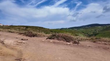 Portekiz 'de okyanus kıyısında, panoramik deniz manzaralı kayalık uçurumlarda yürüyüş.