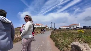 Portekiz 'de kıyı yürüyüşü dramatik uçurumlar ve Atlantik dalgaları altında