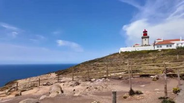 Portekiz 'de deniz havası olan uçurum kenarında yürüyen ilk kişi.