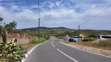 Yüksek uçurum manzaralı kıyı yürüyüşü ve Portekiz 'de okyanus ufku