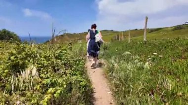 Portekiz 'de vahşi deniz kayalıkları doğal kıyı manzaralı yürüyüş yapar.