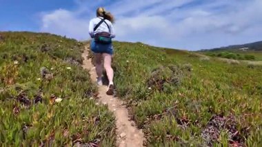 Portekiz 'de deniz spreyi ve rüzgarla Atlantik kayalıklarında yürüyüş yapmak