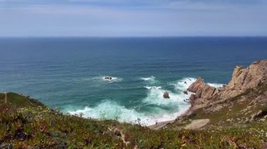 Portekiz okyanus kayalıkları dalgalar ve dramatik manzaralarla yürür.