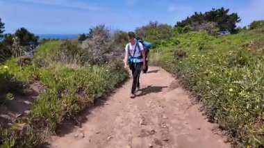 Portekiz 'de okyanus kayalıkları ve doğal manzaralı kıyı yürüyüşü