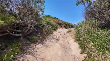 Portekiz kıyılarında kayalar, dalgalar ve gökyüzü manzaralı yürüyüş