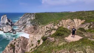 Okyanus kayalıkları ve kayalık kıyılarıyla Portekiz 'de macera yürüyüşü yolu