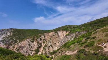 Portekiz 'de manzaralı okyanus kayalıkları olan dramatik kıyı yürüyüşü yolu.