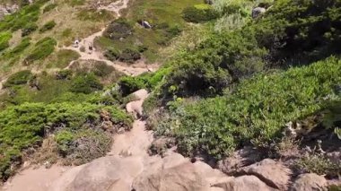 Portekiz 'de yüksek uçurumlar ve çarpan sörflerle yürüyüş