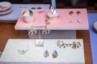 Hassas Yaprak ve Şube Tasarımları ile Mücevher Gösterimi