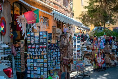 Portekiz bayrağı, mıknatısları, şapkaları ve yerel el sanatları ile hediyelik eşya dükkanı..