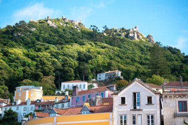 Sintra, Portekiz Tarih Kasabası Pena Sarayı ve yemyeşil dağlı