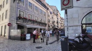 POV Lizbon Portekiz güneşli şehir sokakları, tarihi fayanslı binalar, kültürel seyahat ve Avrupa turizm kavramı