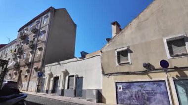 Lizbon Portekiz POV şehir merkezinde yürüyor, tarihi fayanslı evler, turizm kültürü ve güneşli Avrupa mimarisi