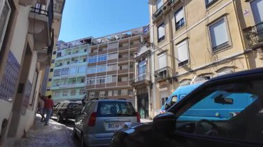 Yürüyen POV Lizbon Portekiz turizm, tarihi fayanslı evler, güneşli eski kasaba sokakları ve Avrupa kültürü