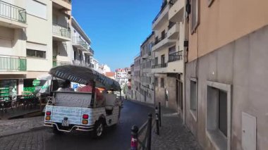 Turist POV Lizbon 'da yaz günü yürüyor, fayanslı evler, tarihi Avrupa mimarisi ve kültürel tatil beldesi