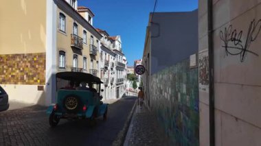 POV turisti Lizbon Portekiz 'i geziyor, tarihi mimari, renkli cepheler, Avrupa' da güneşli bir tatil gezisi