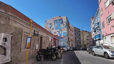 Lizbon Portekiz POV yürüyüşü, yaz günü turist gezisi eski evleri ve ünlü Avrupa mimarisi ile şehir merkezini keşfetmek