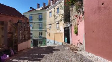 Seyahat POV video yürüyüşü Lizbon Portekiz, güneşli tarihi merkez caddeler, eski mimari ve popüler turizm kültürü