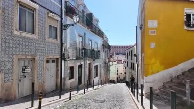 Lizbon Portekiz yürüyüş POV güneşli bir gün, fayanslı evleri ve ünlü turistik mimarisi olan tarihi Avrupa şehir merkezi