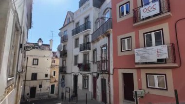 POV 'un Lizbon' a ilk gelişi, yaz güneşi, mimari ve turizm beldesi olan şehir sokakları.