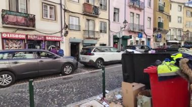 POV videosu Lizbon Portekiz güneşli bir gün, geleneksel Avrupa turizm mimarisi ile eski şehir merkezinde yürüyüş turu