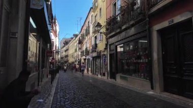 Lizbon Portekiz tarihi şehir merkezinde POV videosu, güneşli hava ve Avrupa mimarisi ile turist seyahati