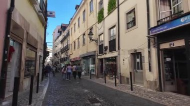 Birinci şahıs POV Lisbon şehir merkezi yürüyüşü, güneşli bir gün, tarihi mimari, Portekiz turizmi ve Avrupa seyahati konsepti