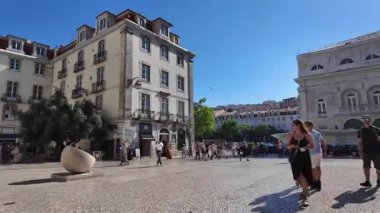 POV video görüntüleri Lizbon 'un eski sokaklarında güneşli bir gün ışığı, Avrupa seyahati ve tarihi mimari turizm konseptiyle yürüyor