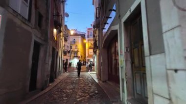 Yaz seyahati sahnesi Lizbon Şehir ışıklarında yürüyen insanlarla dolu