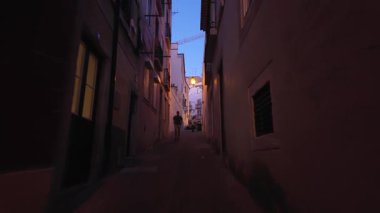 Lizbon 'da yürüyüş manzaralı, tarihi evler ve Avrupa yaşam tarzıyla akşam gezisi